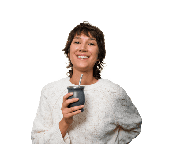 Persona sonriendo con mate